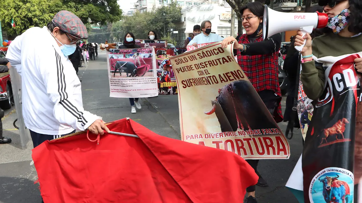 PLAZA DE TOROS. PROTESTA EN FAVOR Y EN CONTRA DE LAS CORRIDAS (39)